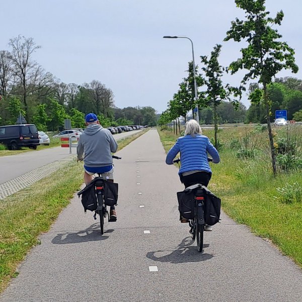 man en vrouw fietsen bij eibergen