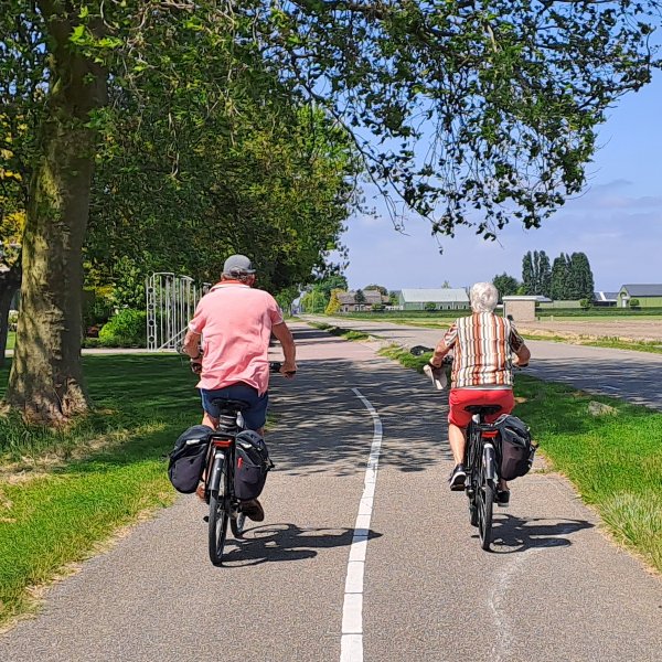 man en vrouw fietsen bij Kruisland